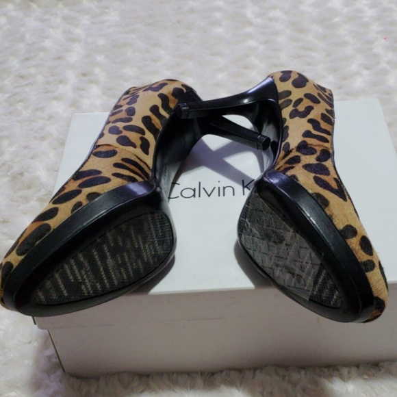 Calvin Klein shoes.  Size 7M.  New. - Picture 3 of 4
